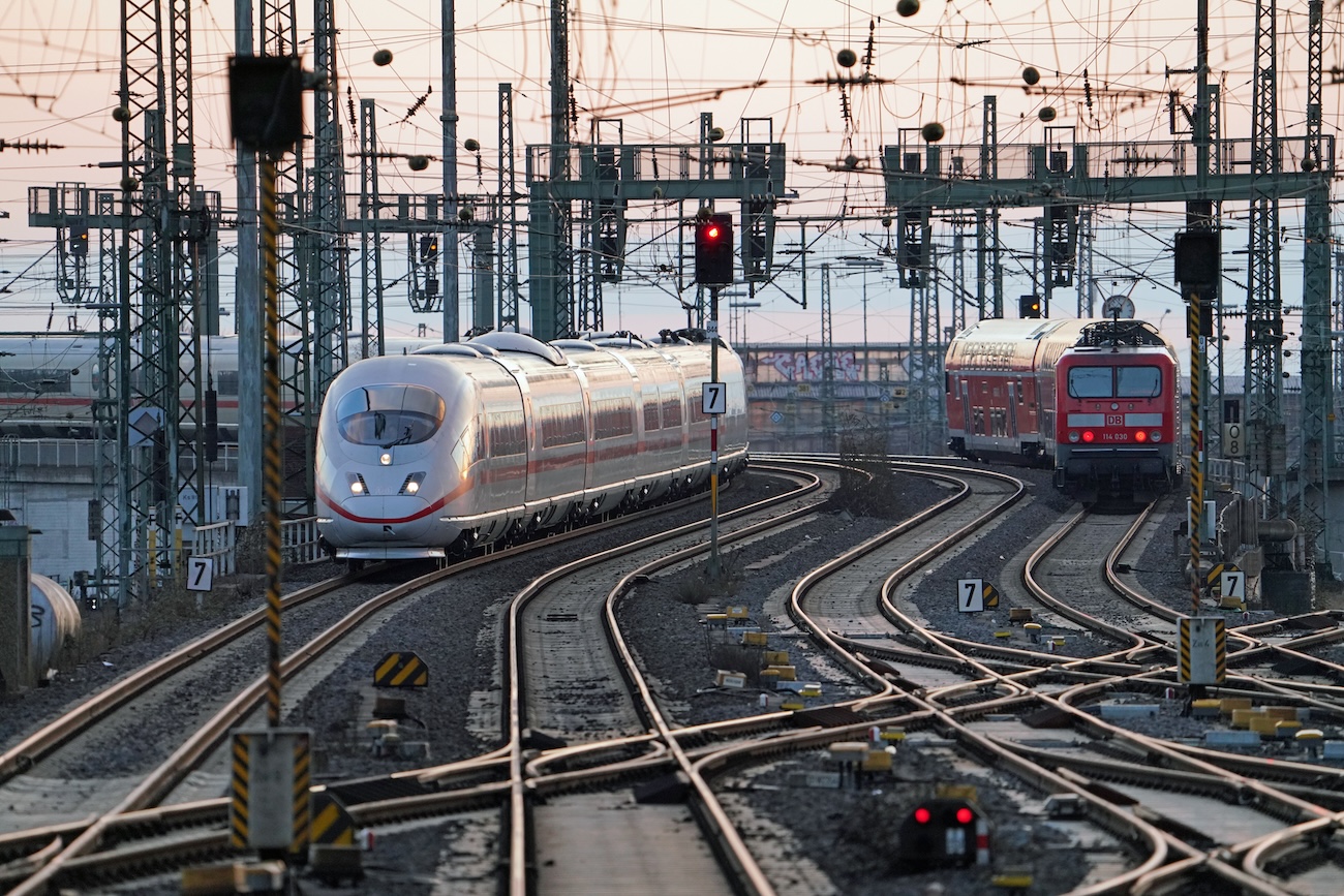 Frankfurt (Main) Hbf - Einfahrt ICE 3 / Ausfahrt RE 
Image Courtesy: Deutsche Bahn